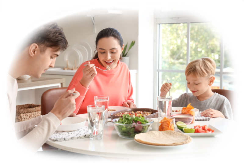 Familie genießt entspannt eine Mahlzeit